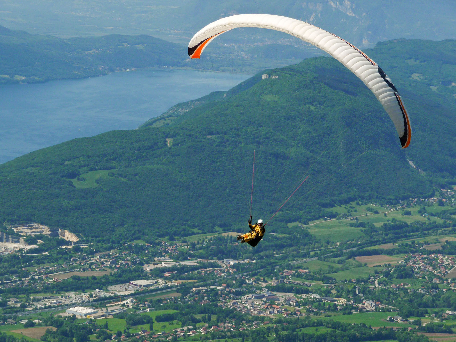 Parapente vers le lac du Bourget, près d'un gîte en Savoie