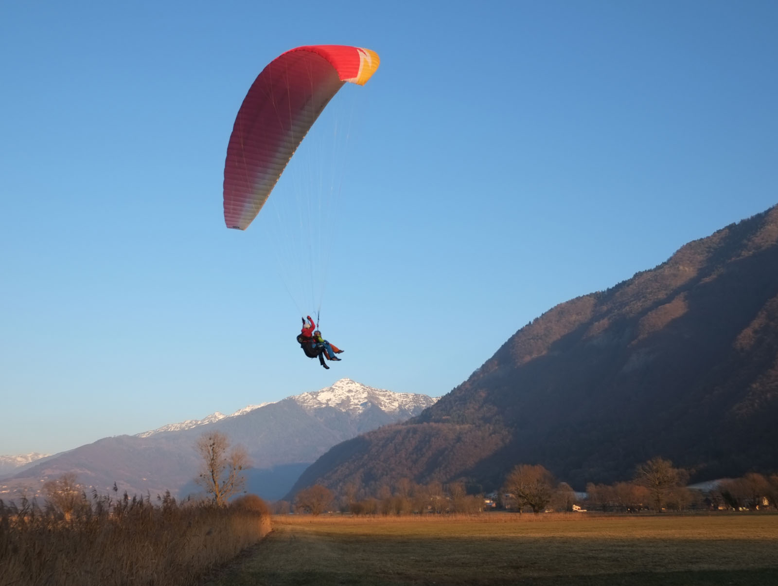 Atterrissage de parapente à Chamoux-sur-Gelon, Cœur de Savoie, près d'une location de vacances dans les Alpes