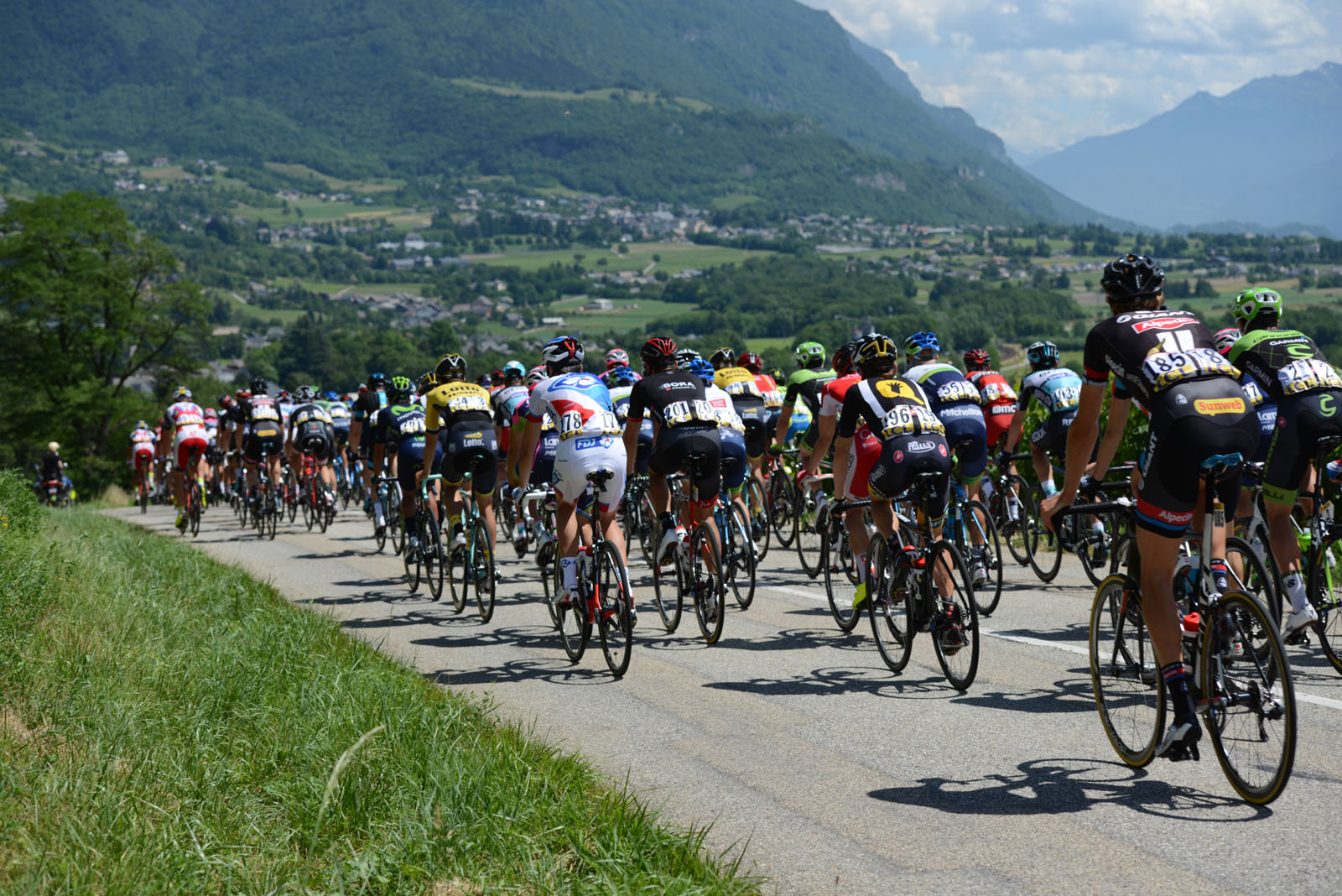 Le Critérium du Dauphiné, de passage à Saint-Jean-de-la-Porte, près de votre location de vacances dans les Alpes