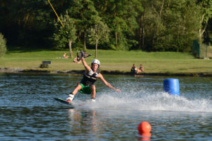 Activité nautique près d'un gîte en Savoie : wakeboard sur un lac dans les Alpes