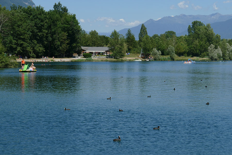 Base de loisirs dans les Alpes : le lac de Carouge à Saint-Pierre d'Albigny Coeur de Savoie