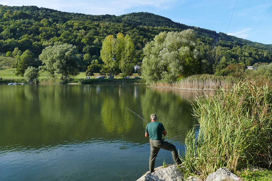 Pêche dans les Alpes près d'une location saisonnière en Savoie : sur le lac Saint-Clair, à Détrier